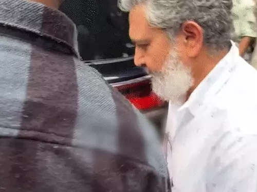 सेल्फी ले रहे फैन पर भड़के एसएस राजामौली:नजदीक आने पर मारा धक्का, कोटा श्रीनिवास के अंतिम दर्शन कर लौट रहे थे