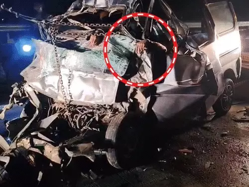 यमुना एक्सप्रेस-वे पर पिता, दो बेटों समेत 6 की मौत:पत्नी-बेटी गंभीर; ट्रक में घुसी कार, दो सगे भाइयों की भी जान गई |