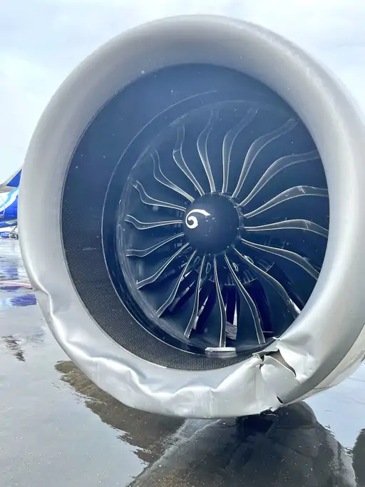 मुंबई में एअर इंडिया का विमान रनवे से फिसला:भारी बारिश के कारण लैंडिंग के समय हादसा; इंजन को नुकसान, 3 टायर फटे |