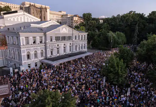 यूक्रेन में जेलेंस्की के खिलाफ विरोध प्रदर्शन:नया कानून लाए, भ्रष्टाचार विरोधी एजेंसियों की आजादी खत्म की |