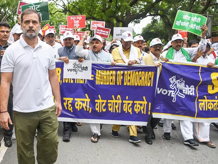 'वोट चोरी' पर चुनाव आयोग बोला-ऐसे गंदे शब्दों से बचें:यह करोड़ों वोटर्स पर हमला; राहुल ने कहा था- आयोग वोट चोरी करा रहा