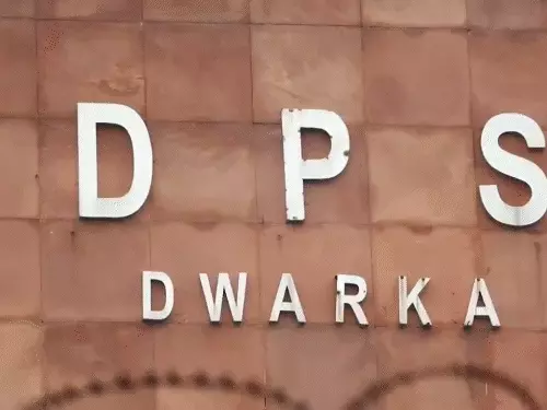 दिल्ली के 3 स्कूलों को मिली बम की धमकी:प्रशासन ने स्कूल खाली करवाए, बम स्क्वॉड पहुंचा, तलाशी जारी