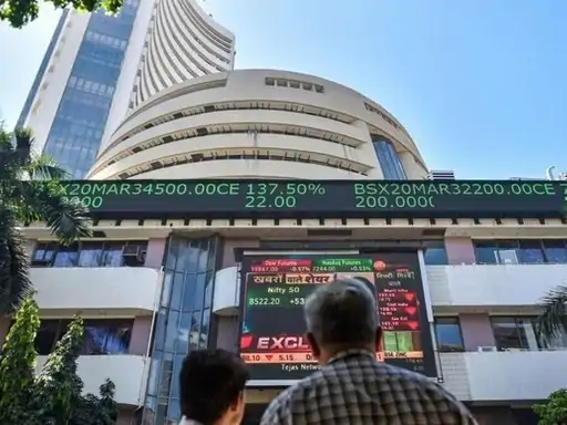 सेंसेक्स 350 अंक गिरकर 81,650 पर कारोबार कर रहा:निफ्टी भी 110 अंक फिसला; NSE के IT, मेटल और प्राइवेट बैंकिंग इंडेक्स में गिरावट