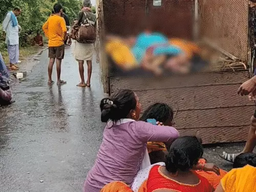 पटना में हाइवा-ऑटो में टक्कर, 8 की मौत:मरने वालों में 5 महिलाएं, कई लोग घायल; सड़क पर लाशों को पकड़कर रोते रहे लोग