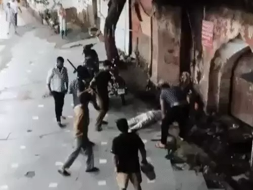 दिल्ली के कालकाजी मंदिर में सेवादार की पीट-पीटकर हत्या:प्रसाद को लेकर विवाद हुआ था; युवकों ने डंडों से हमला किया, एक गिरफ्तार