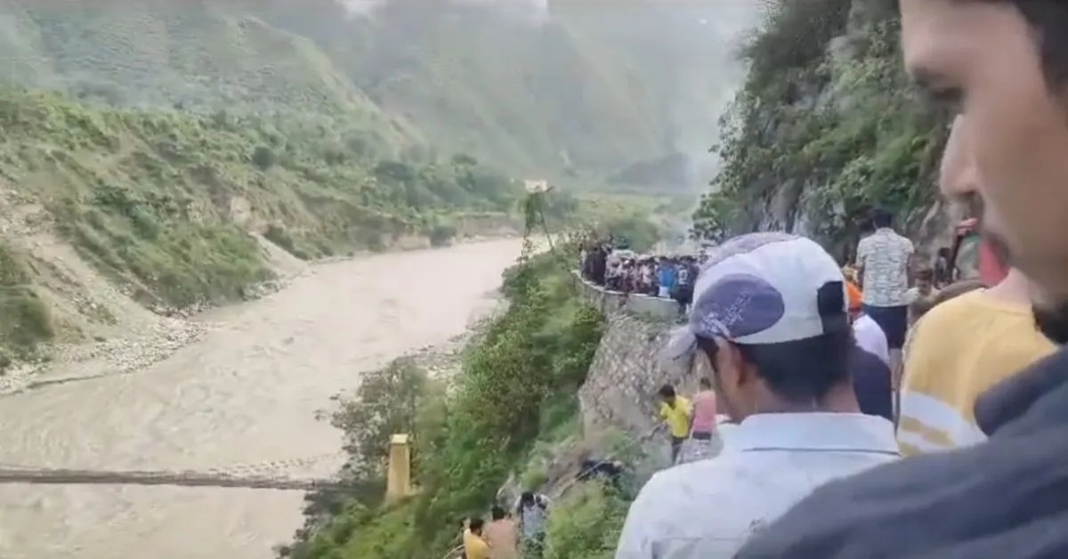 रुद्रप्रयाग में अलकनंदा नदी में बस गिरी, 1 की मौत:7 घायल, 10 लापता