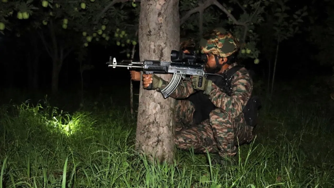 J&K: कुलगाम में ऑपरेशन दूसरे दिन भी जारी, अब तक दो आतंकी ढेर, दो जवान भी हुए शहीद
