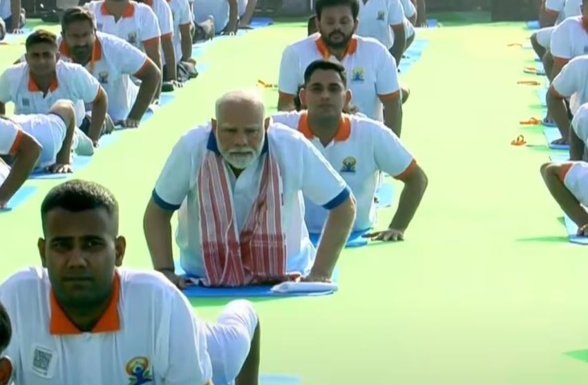 PM मोदी ने विशाखापट्टनम में योग किया:बोले- दुनिया के लिए योग पॉज बटन जैसा