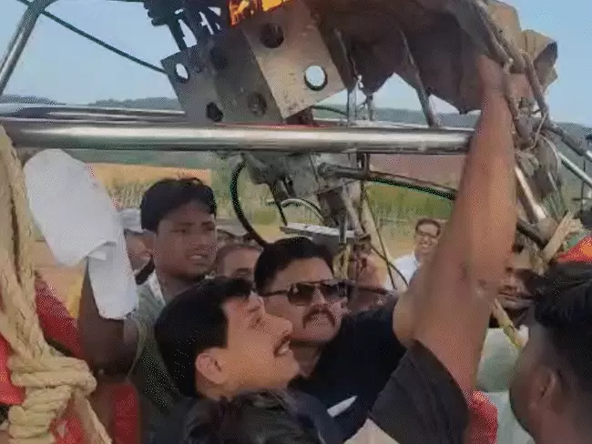 सीएम मोहन यादव के हॉट एयर बैलून में आग लगी:मंदसौर में हवा की रफ्तार ज्यादा होने से उड़ नहीं सका; सुरक्षाकर्मियों ने संभाली ट्रॉली