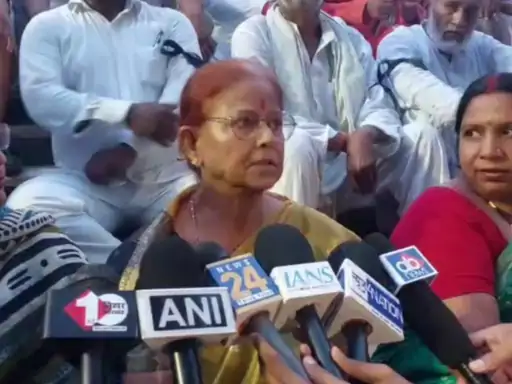 पटना मेयर सीता साहू धरने पर बैठी:अपने विभागीय मंत्री जीवेश मिश्रा को बताया तानाशाह, कहा- हमें सताया जा रहा है