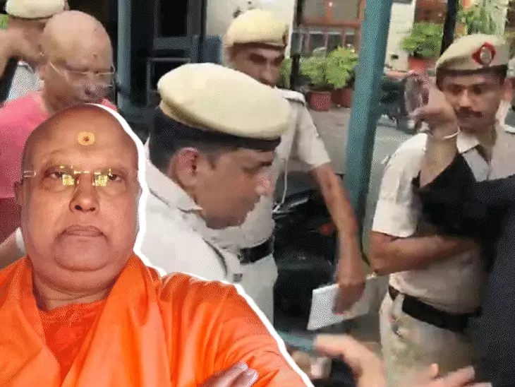 कमरे में सेक्स टॉय-पोर्न सीडी, हनीट्रैप की साजिश