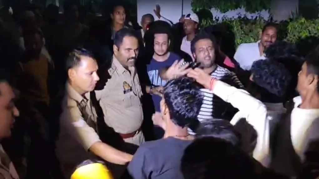 UP: धार्मिक आयोजन के दौरान दो समुदायों के बीच चले ईंट-पत्थर