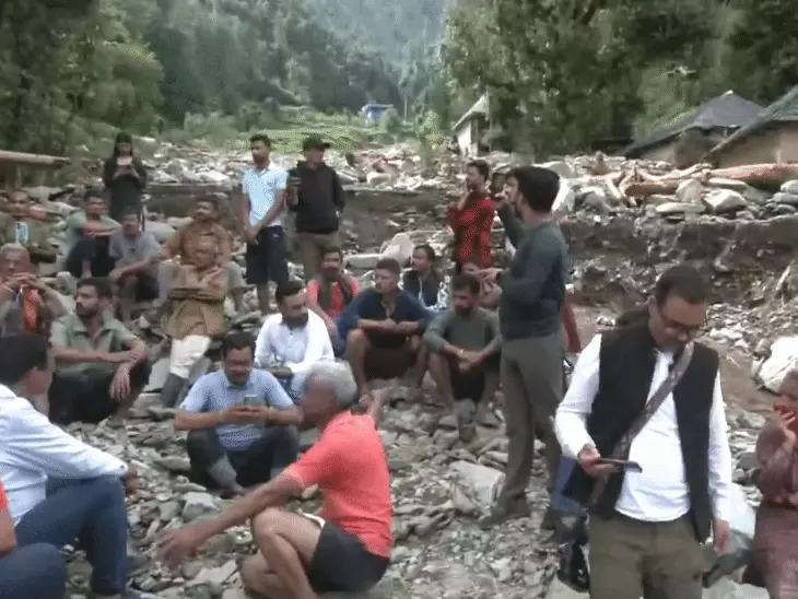 बर्मिंघम टेस्ट में काली पट्टी बांधकर उतरे प्लेयर्स:गेंद छोड़ने में बोल्ड हुए रेड्डी, यशस्वी ने लगातार 3 चौके लगाकर फिफ्टी पूरी की; मोमेंट्स