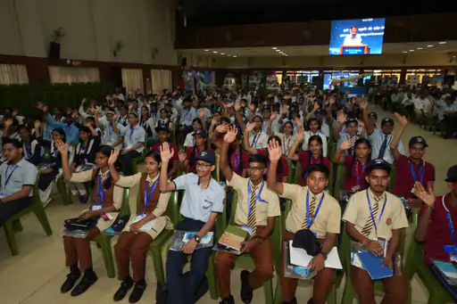 एस्ट्रोनॉट शुभांशु बोले-उड़ने का डर, खुद को बांधकर सोता हूं |