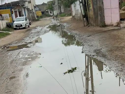 ગાંધીનગરના ગિયોડ ગામમાં રોડ-બ્લોકના કામોથી જળબંબાકાર