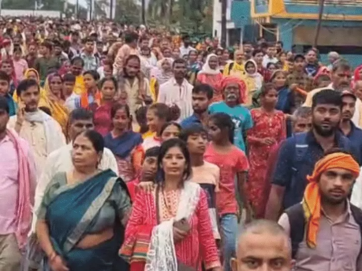 અયોધ્યામાં 4-5 લાખ શ્રદ્ધાળુઓ પંચકોસી પરિક્રમા કરી રહ્યા છે:વરસાદ પછી હળવો સૂર્યપ્રકાશ નીકળ્યો