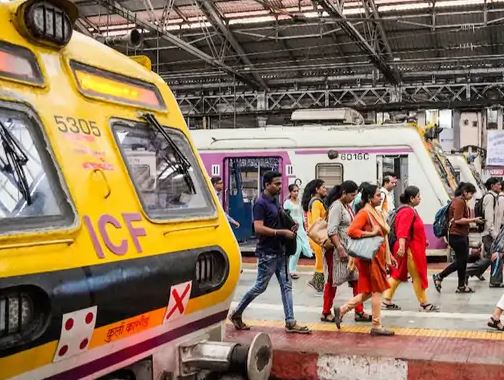 મુંબઈમાં રેલવે કર્મચારીઓની હડતાળ વચ્ચે મોટી દુર્ઘટના:પાટા પર ચાલી રહેલા ચાર મુસાફરોને ટ્રેને મારી ટક્કર