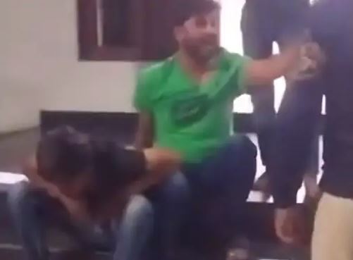 પોલીસ સ્ટેશન કમ્પાઉન્ડમાં જ દારૂડિયાઓની ધમાલ:મહિલા પોલીસ સામે બેફામ બોલાચાલી, વીડિયો વાયરલ થતાં પાલડી પોલીસે કાર્યવાહી કરી